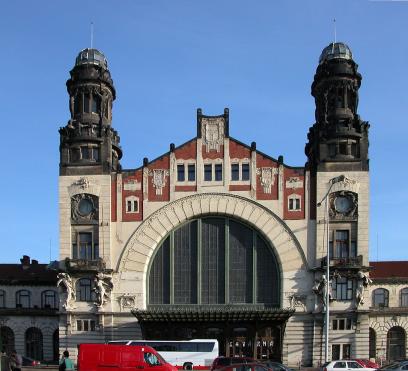 1024px Prag Prague Hauptbahnhof Eingang 2005