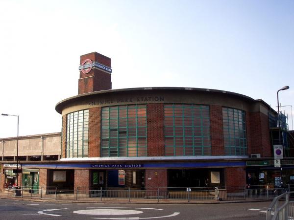 1280px Chiswick Park station